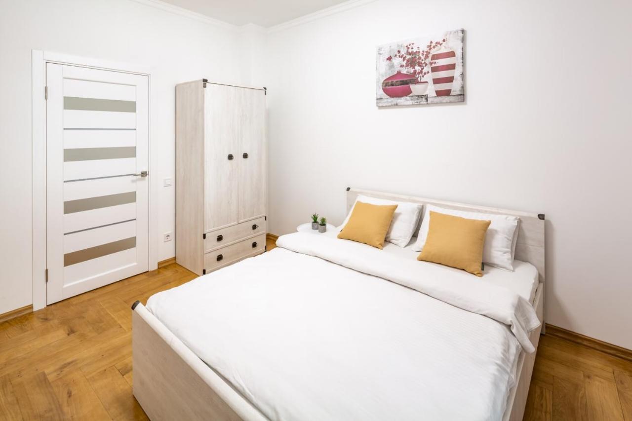Three Bedroom Apartment On Rynok Square إلفيف المظهر الخارجي الصورة