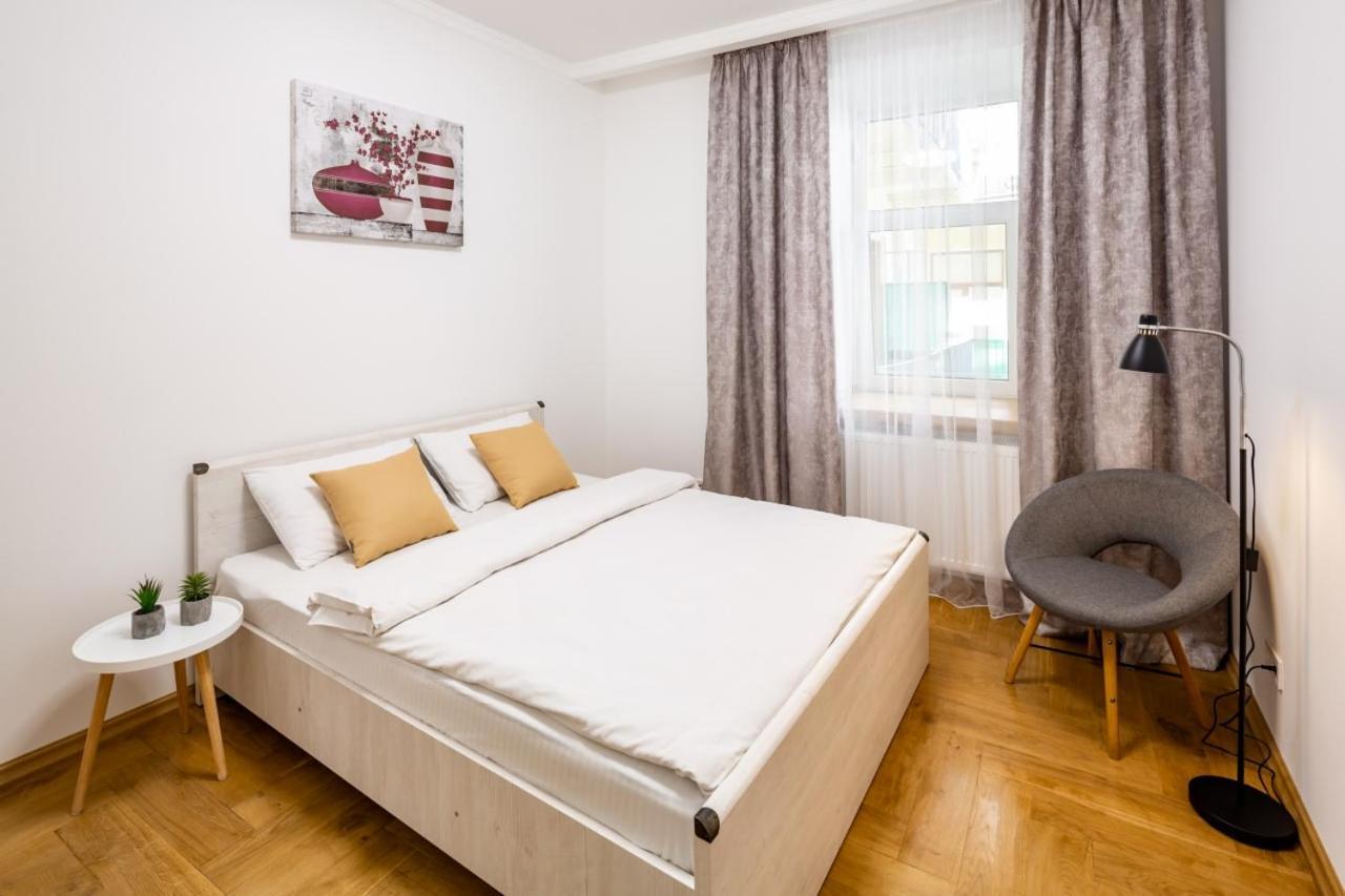 Three Bedroom Apartment On Rynok Square إلفيف المظهر الخارجي الصورة